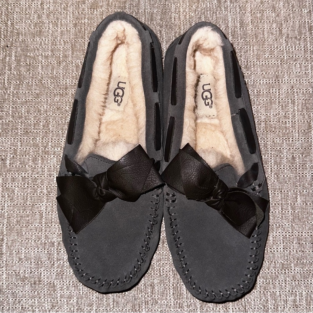 UGG (Women's Size 6) Suede Gray Moccasins